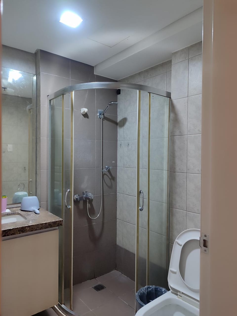 Shower, Toilet