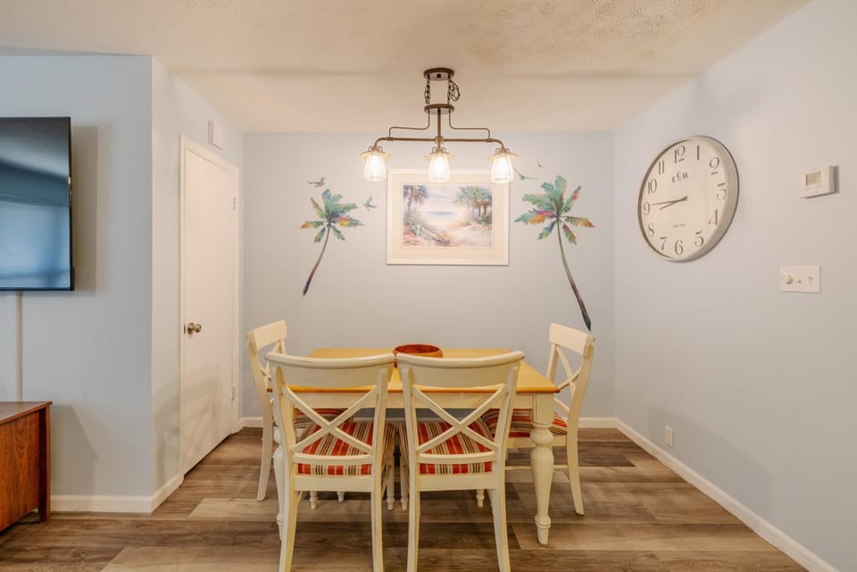 Seas The Day, Pet Friendly Walk to beach! House in Panama City Beach