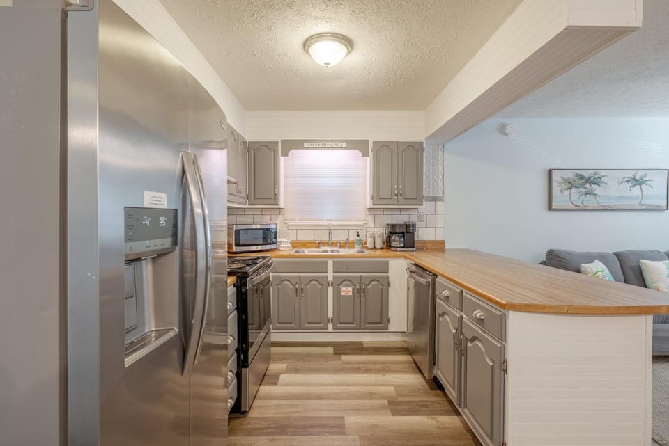 Seas The Day, Pet Friendly Walk to beach! House in Panama City Beach
