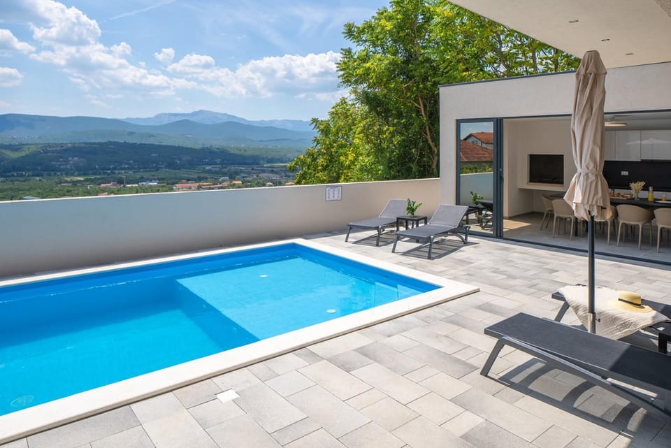 Mountain view, Pool view