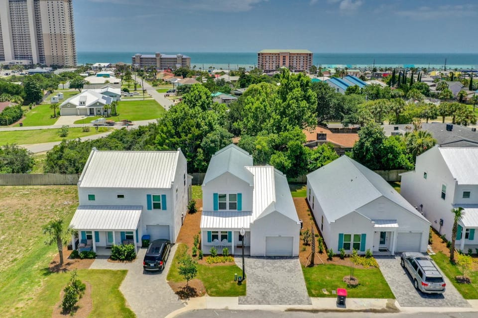 Sunny Day - Walk to beach- community pool! House in Panama City Beach