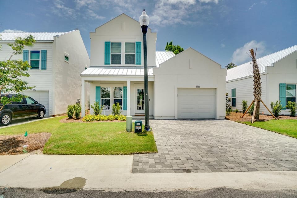 Sunny Day - Walk to beach- community pool! House in Panama City Beach