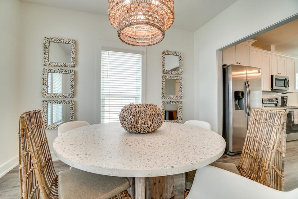 Sunny Day - Walk to beach- community pool! House in Panama City Beach