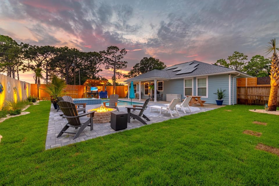 Seashells & Cocktails Backyard Paradise! House in Upper Grand Lagoon