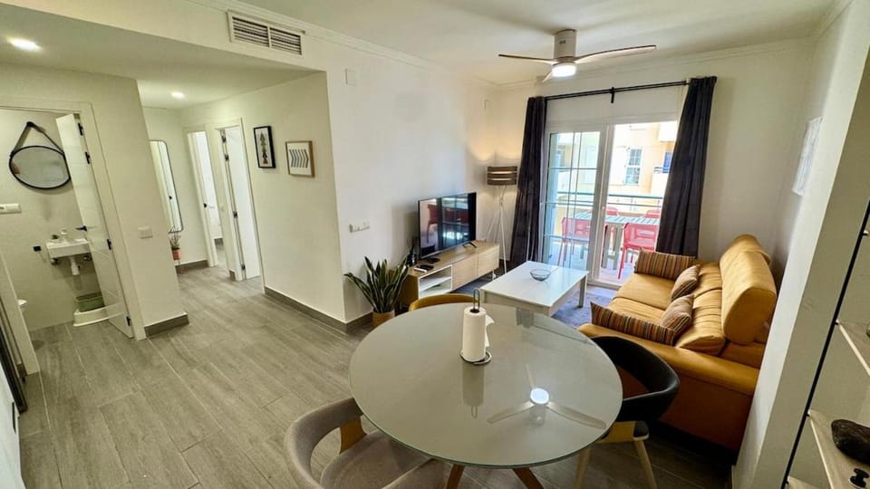 Communal lounge/ TV room, TV and multimedia, Living room, Seating area, Dining area