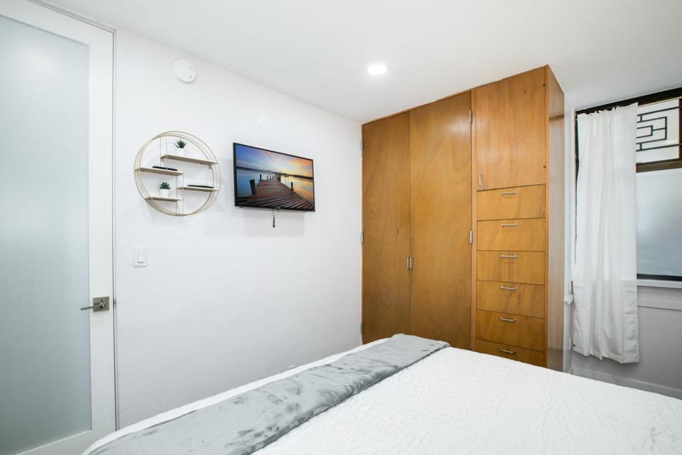 Bed, TV and multimedia, Bedroom, wardrobe