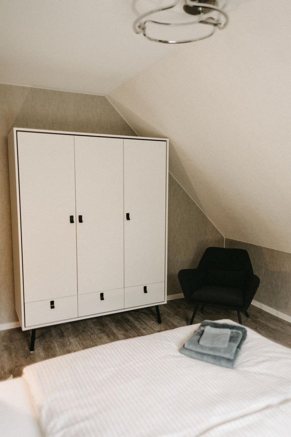 Photo of the whole room, Bedroom, wardrobe
