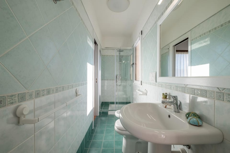 Shower, Toilet, Bathroom, bidet, towels