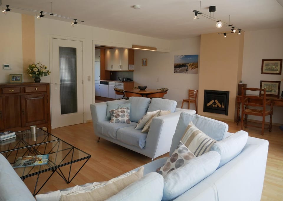 Property building, Kitchen or kitchenette, Living room, Seating area, Dining area