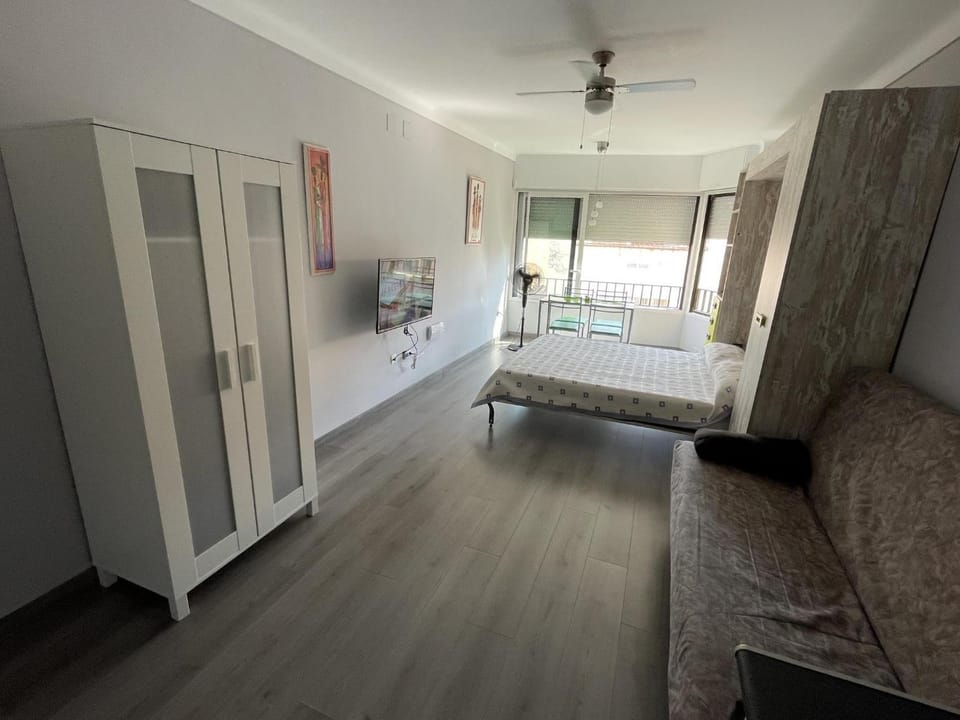 Bed, TV and multimedia, Photo of the whole room, wardrobe