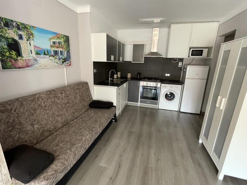 Kitchen or kitchenette, Dining area, oven
