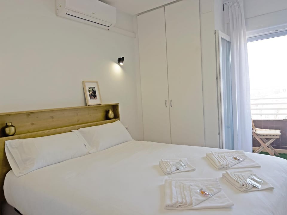 Bed, Photo of the whole room, Bedroom, towels, wardrobe, air conditioner