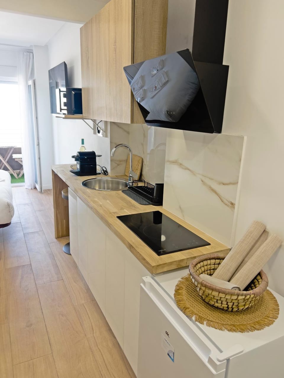Kitchen or kitchenette, minibar, stove