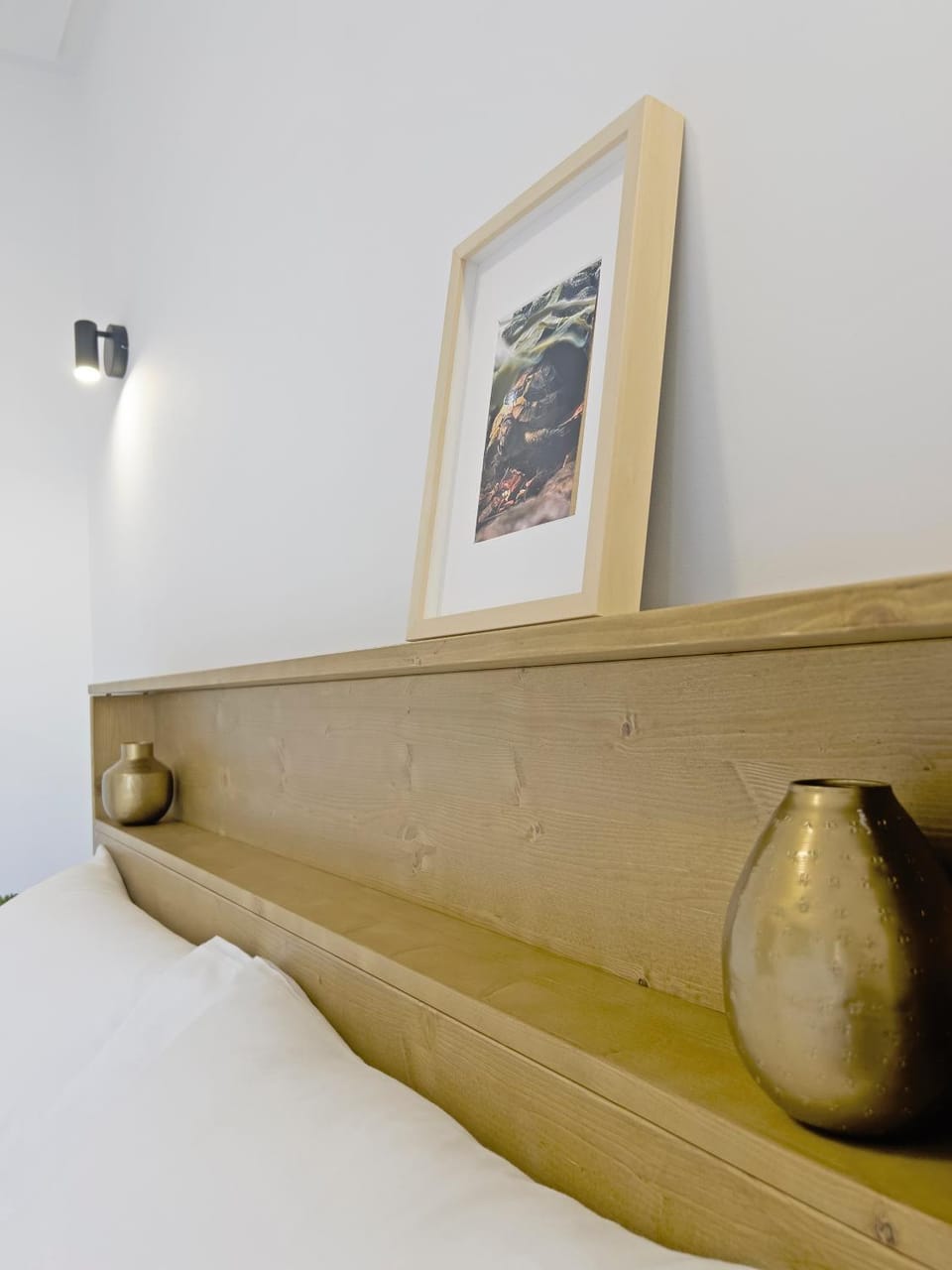 Bed, Photo of the whole room, Decorative detail, Bedroom