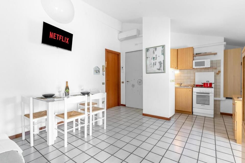 Kitchen or kitchenette, Dining area, oven, stove, air conditioner