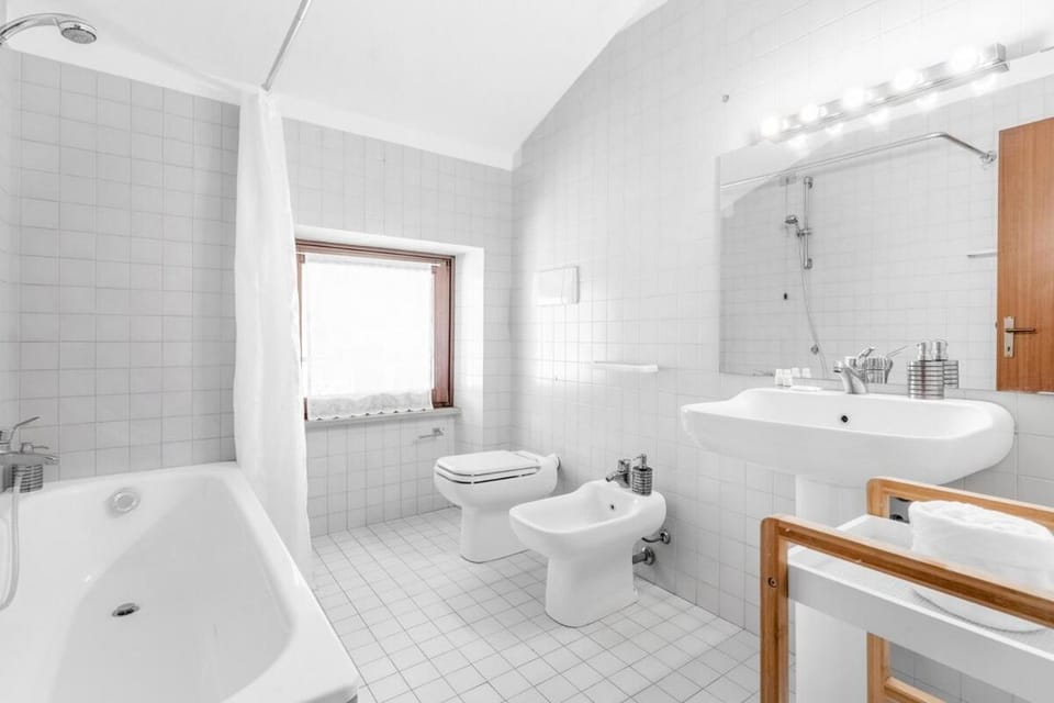 Shower, Toilet, Bathroom, Bath, bidet, towels