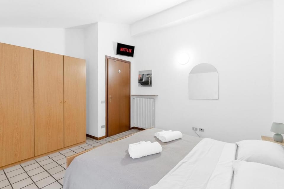 Bed, TV and multimedia, Photo of the whole room, Bedroom, towels, wardrobe, air conditioner