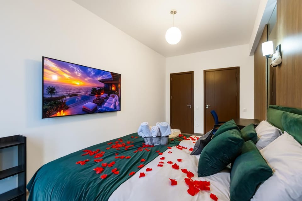 Bed, TV and multimedia, Photo of the whole room, Bedroom, towels