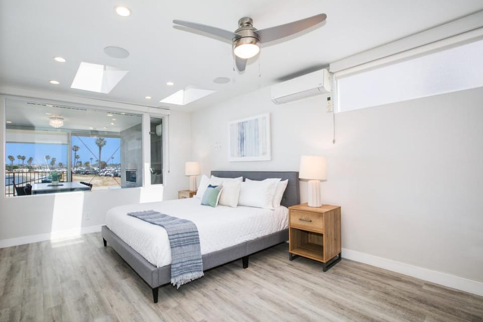 Bed, Bedroom, air conditioner