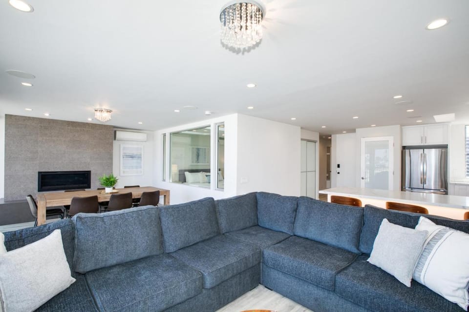TV and multimedia, Living room, Seating area, air conditioner
