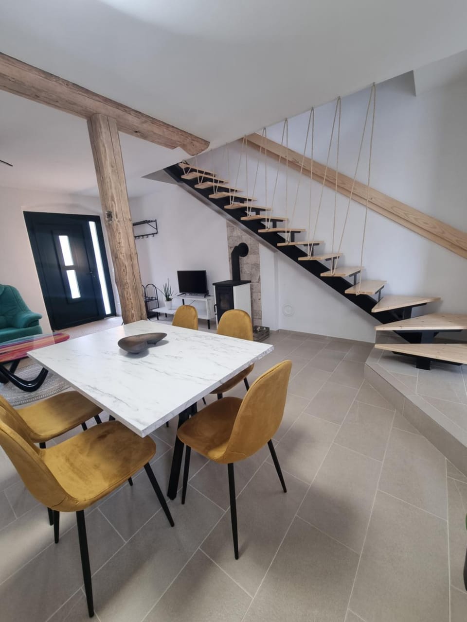 Kitchen or kitchenette, Dining area