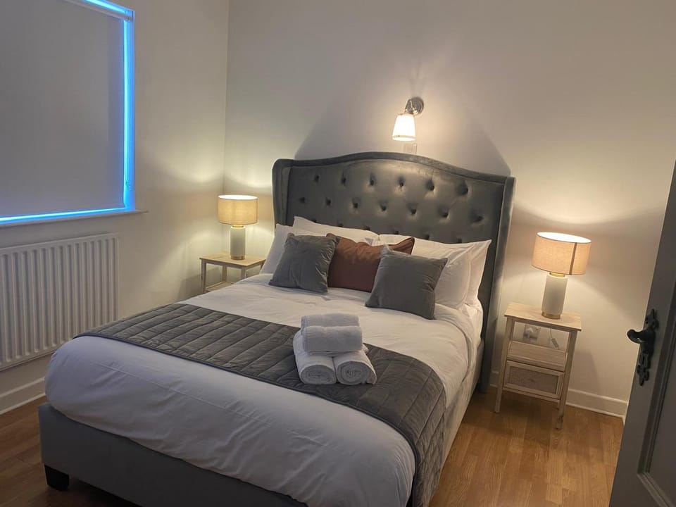 Bed, Bedroom, towels