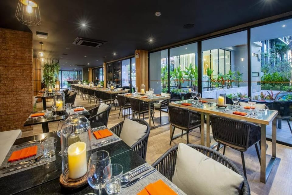 Restaurant/places to eat, Lounge or bar, Food and drinks, Food, Drinks