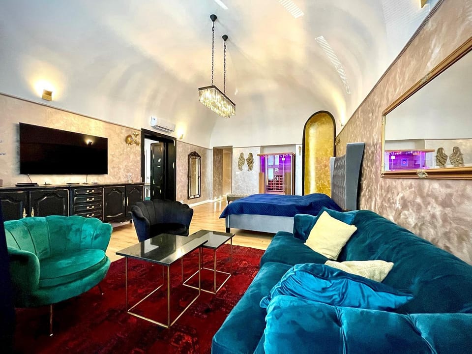 Communal lounge/ TV room, TV and multimedia, Living room, Seating area, Evening entertainment