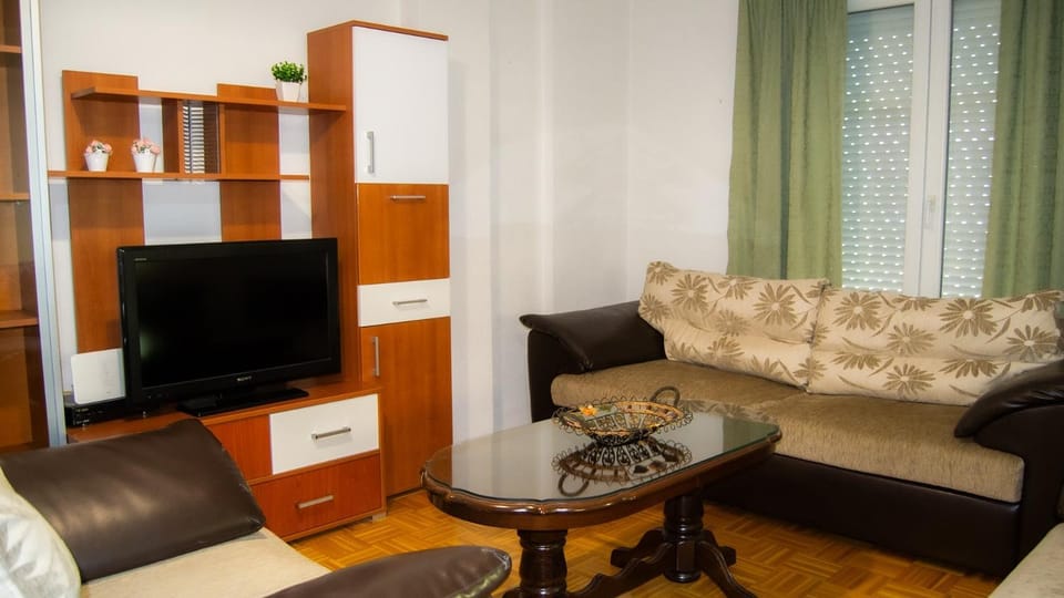 Communal lounge/ TV room, TV and multimedia, Living room, Seating area, Evening entertainment