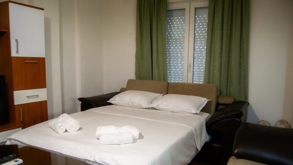 Bed, towels