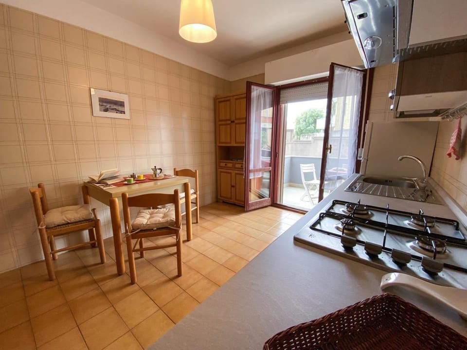 Kitchen or kitchenette, Dining area, oven, stove