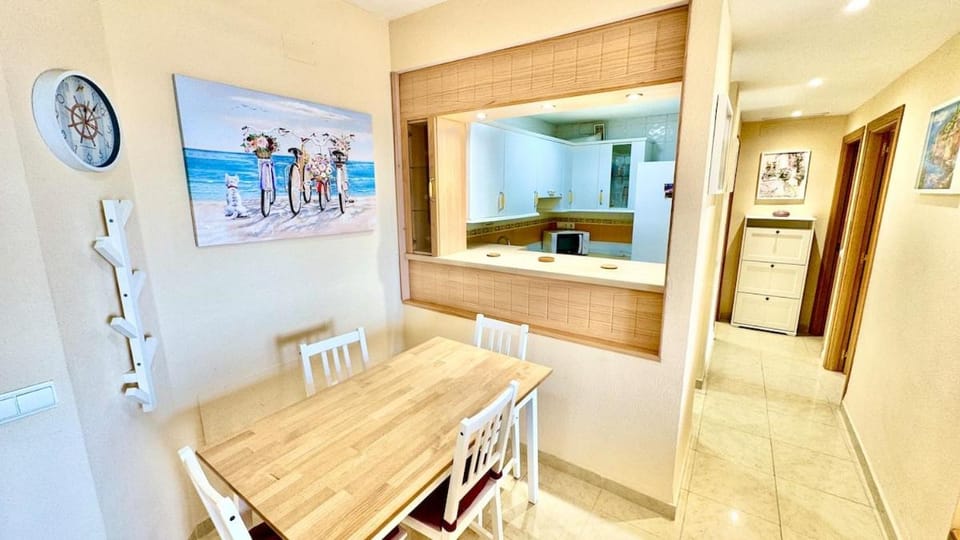 Kitchen or kitchenette, Seating area, Dining area