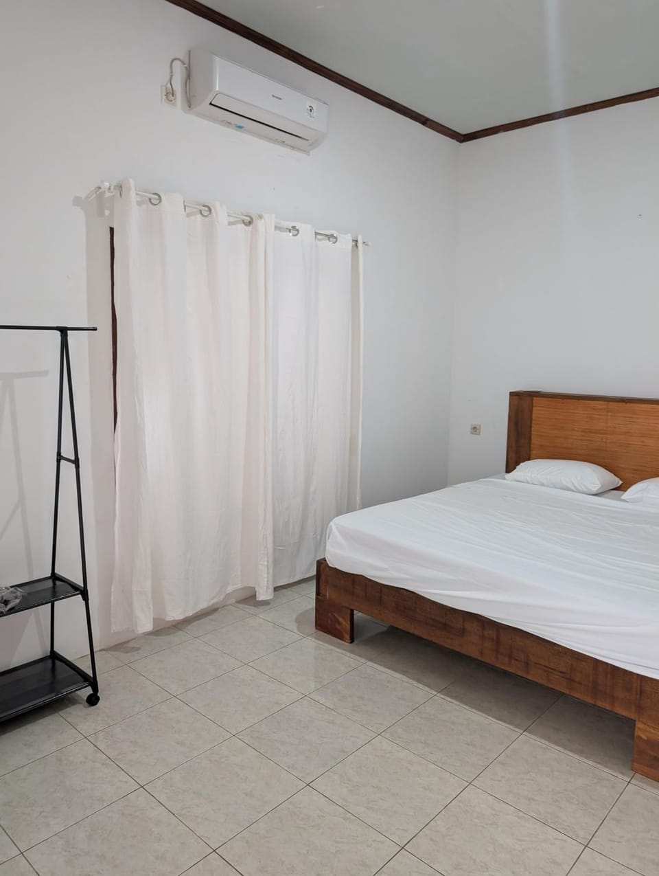 Photo of the whole room, Bedroom, air conditioner