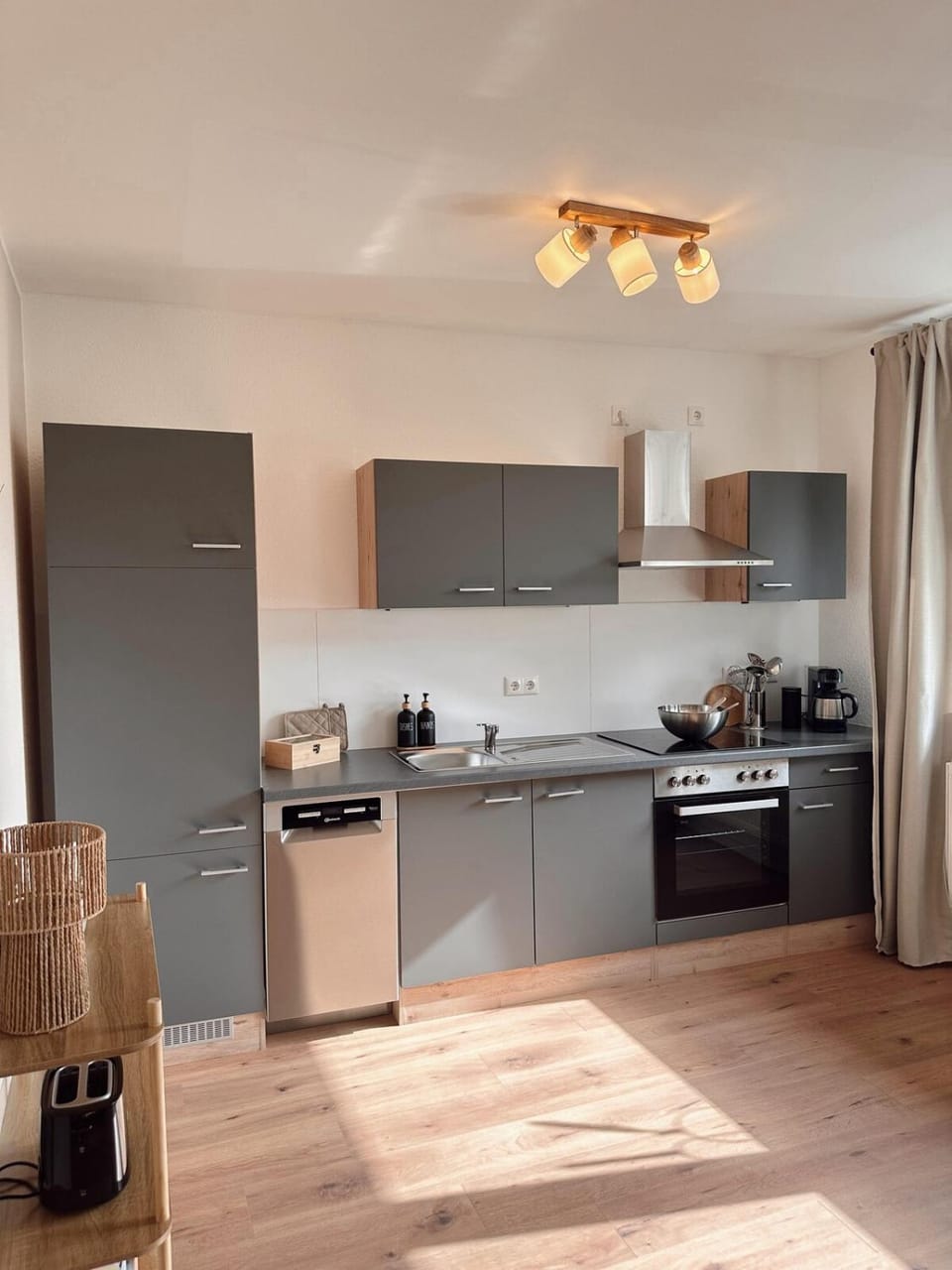Coffee/tea facilities, Kitchen or kitchenette, dishwasher, oven, stove, toaster