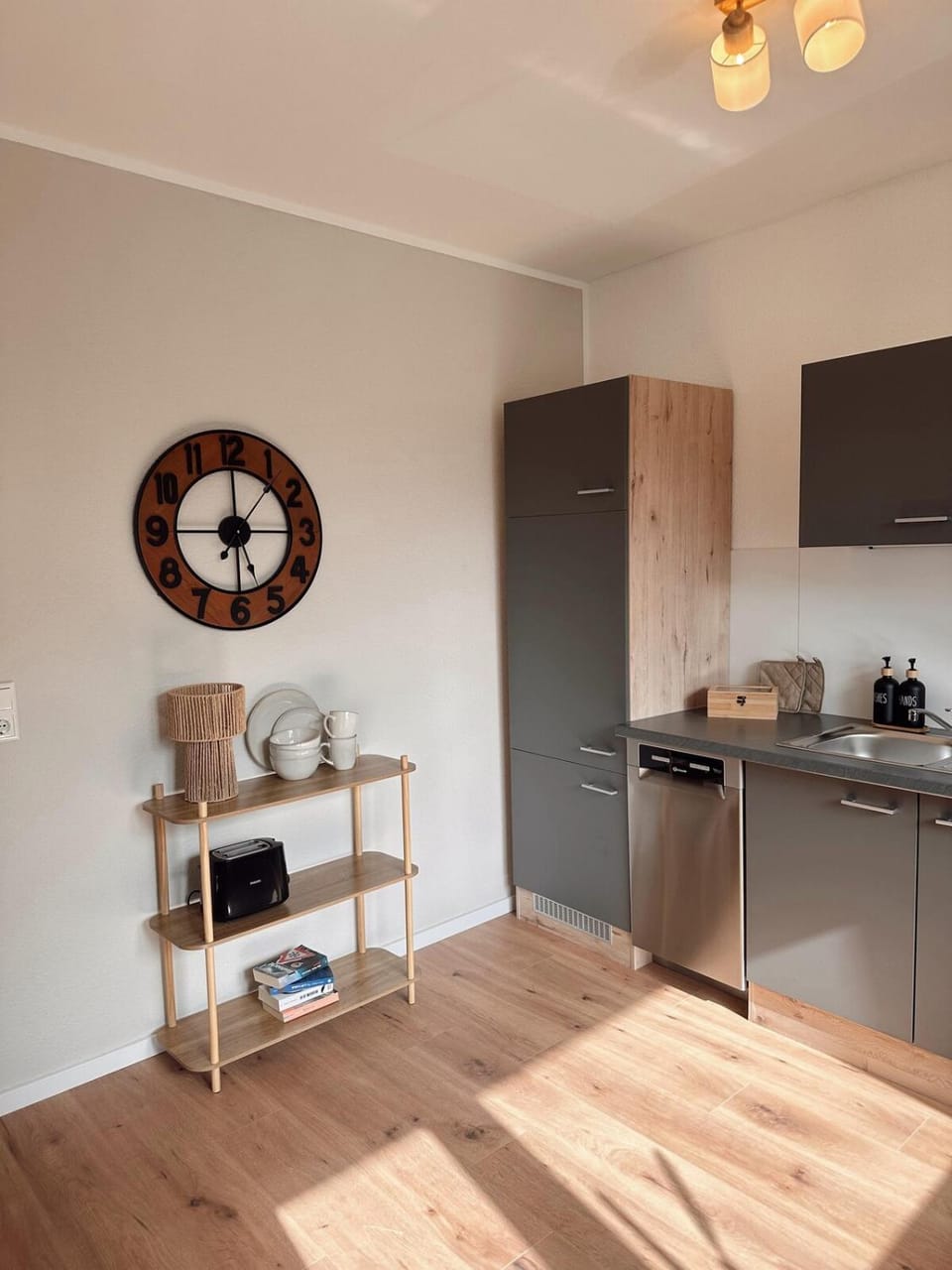 Coffee/tea facilities, Kitchen or kitchenette, oven, stove, toaster