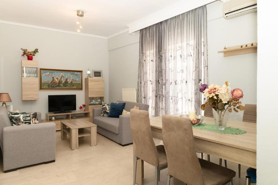 TV and multimedia, Living room, Seating area, Dining area, air conditioner