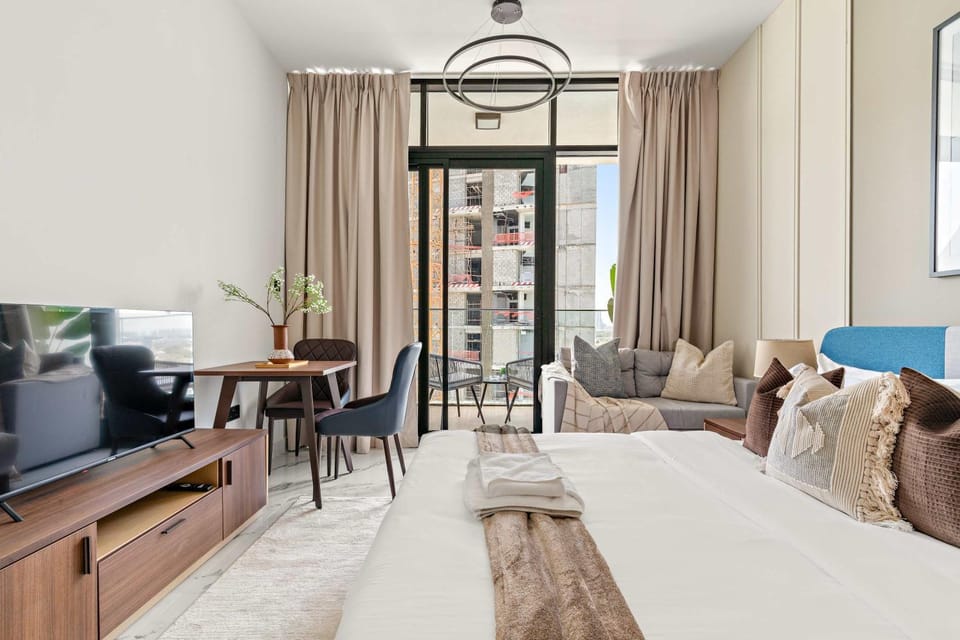 Bed, TV and multimedia, Seating area