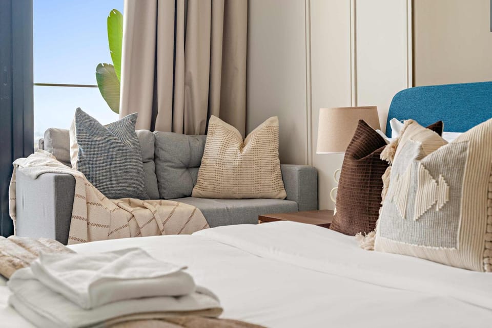 Bed, Seating area