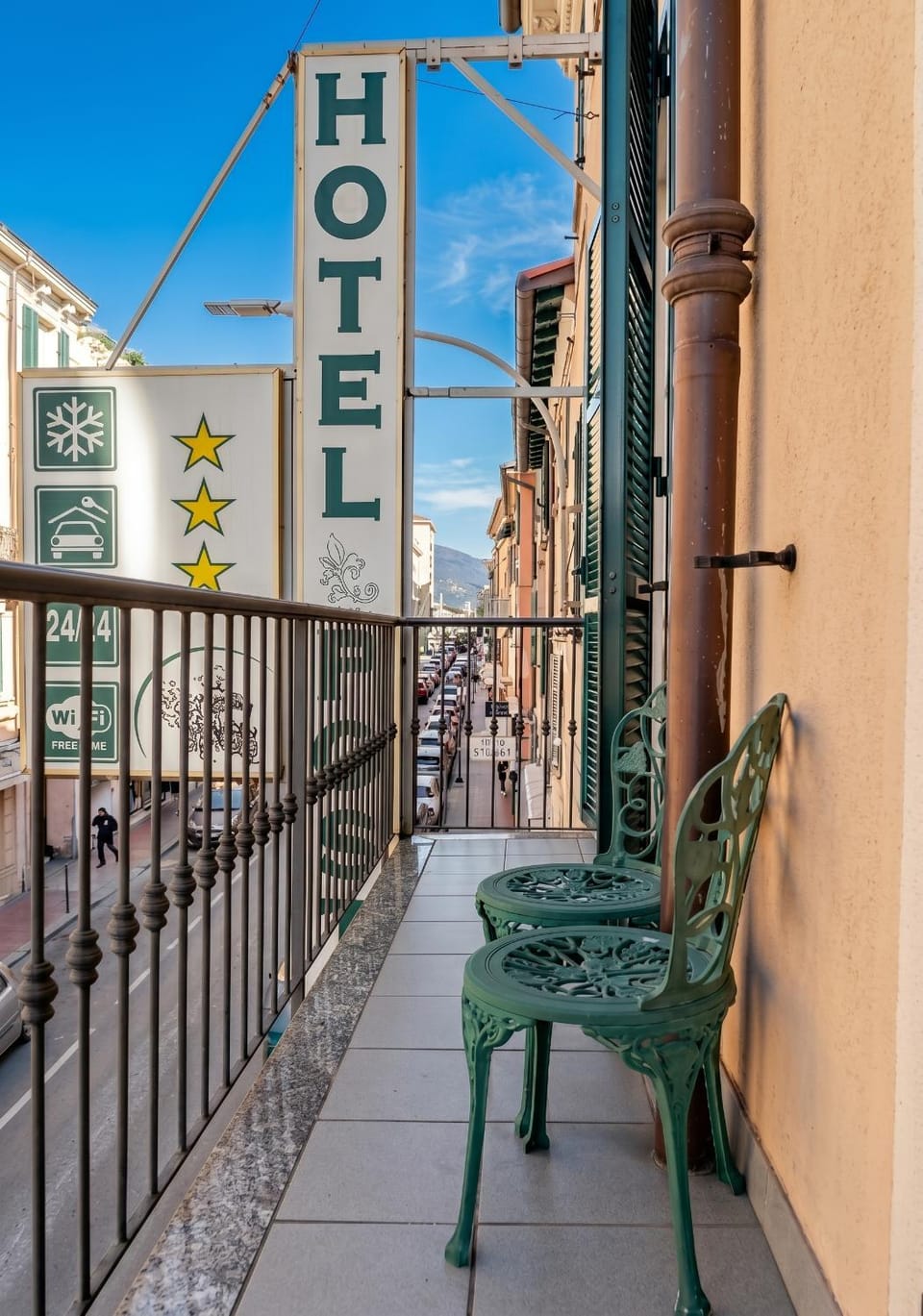 Property building, View (from property/room), Balcony/Terrace, Street view