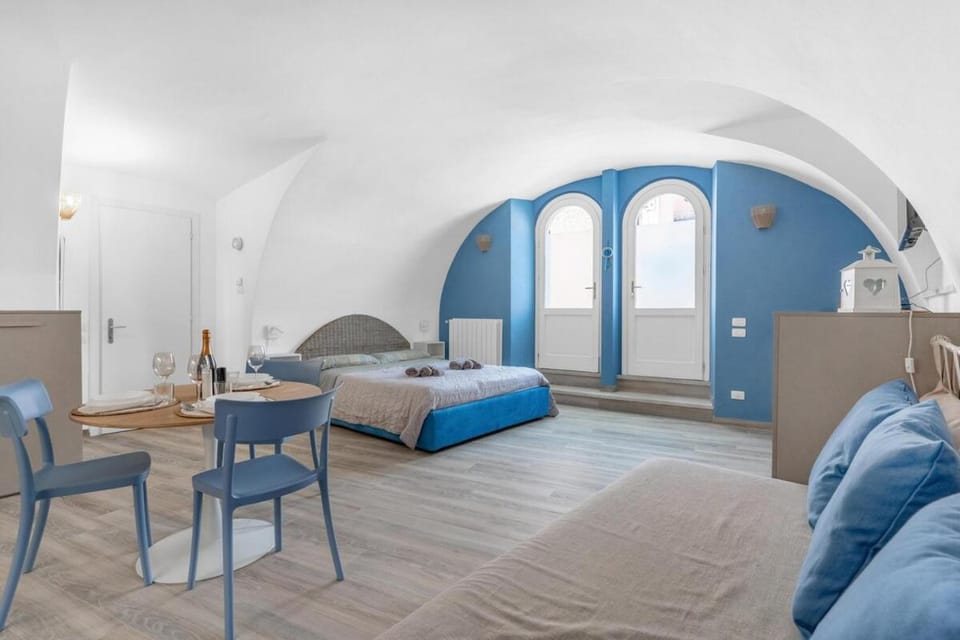 Bed, Living room, Photo of the whole room, Seating area, Bedroom