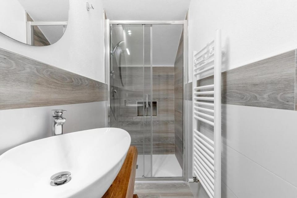 Shower, Toilet, Bathroom, towels