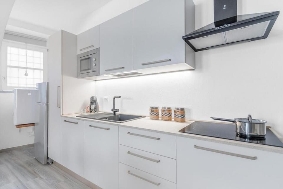 Coffee/tea facilities, Kitchen or kitchenette, dishwasher, oven, stove