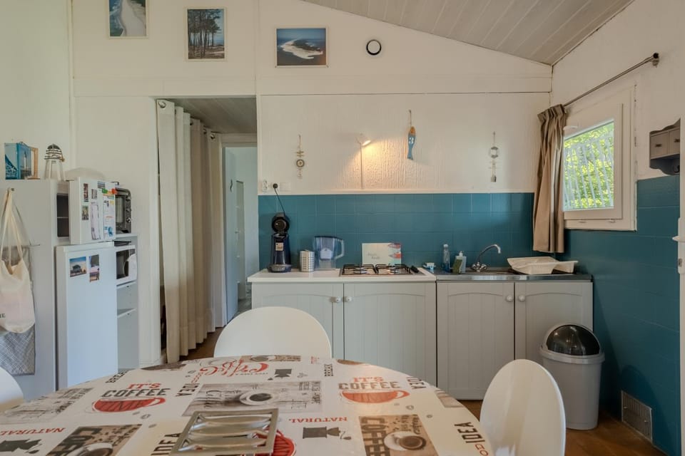 Coffee/tea facilities, Kitchen or kitchenette, microwave, oven, stove, toaster, kitchen