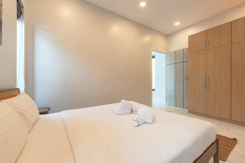 Bed, Bedroom, towels, wardrobe