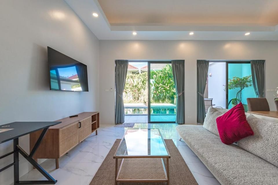 Communal lounge/ TV room, TV and multimedia, Living room, Seating area, Pool view, Swimming pool
