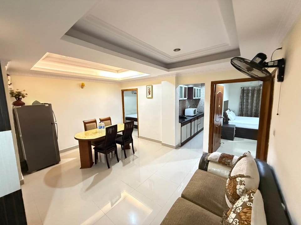 TV and multimedia, Kitchen or kitchenette, Living room, Seating area, Dining area