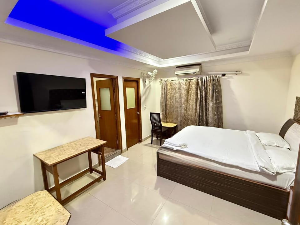 Bed, TV and multimedia, Evening entertainment, Bedroom, air conditioner