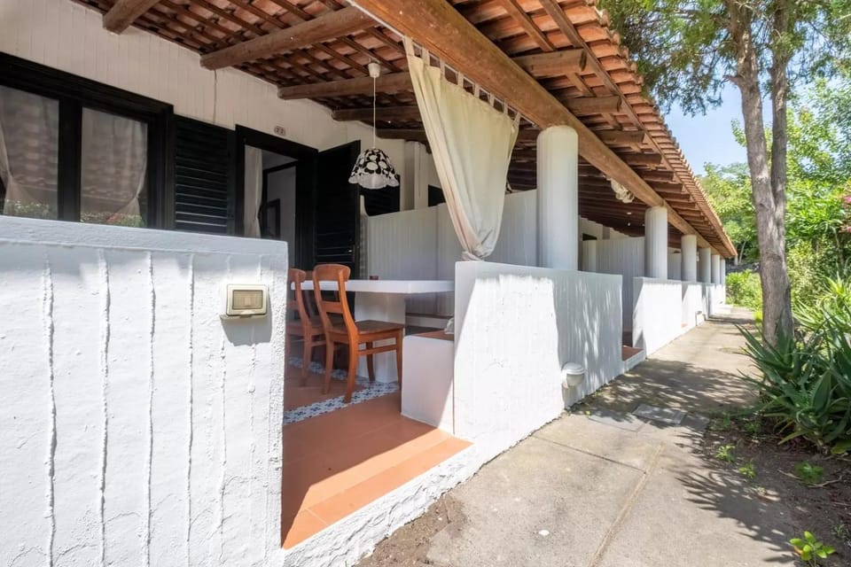Property building, Day, Balcony/Terrace