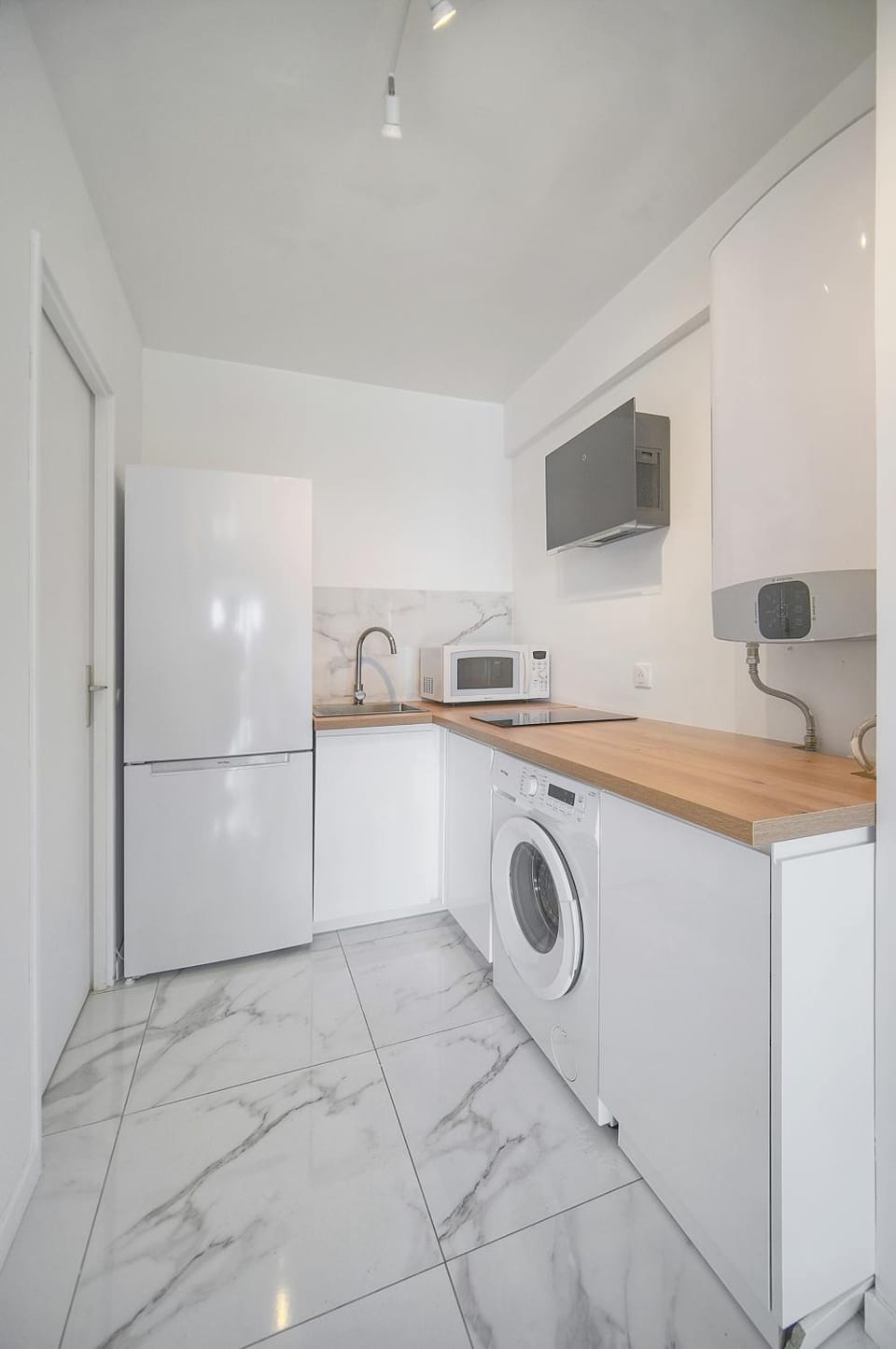 Kitchen or kitchenette, washing machine