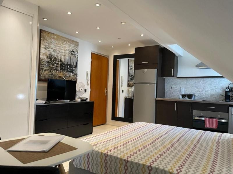 Bed, TV and multimedia, Kitchen or kitchenette, Photo of the whole room, Bedroom